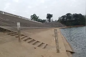 广西平南六陈水库今天风光无限，水位突然下降，究竟是什么原因？