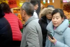 中国西安鸡蛋终于降价咧，只能排队抢购，看看到底便宜了多钱？视频封面