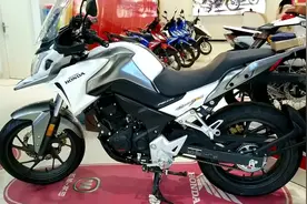 到店实拍，新款五羊本田猛鸷190X，省心又省油的摩旅好车视频封面