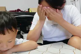 宝妈辅导大宝写作业，为什么要捂着眼睛？您家孩子写作业省心吗？