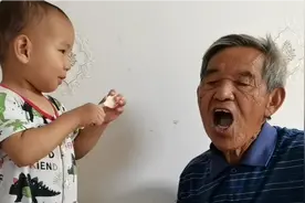 84岁的祖爷爷和重孙超级有趣的互动，从娃娃抓起：中华孝道