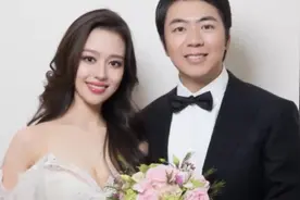 郎朗婚礼上与新娘四手联弹超默契，新娘偷吻郎朗甜蜜十足视频封面