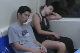 恶作剧：靠在陌生人肩膀睡着，小哥试探对方的反应。视频封面