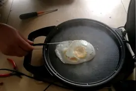电饼铛不好用了不要扔，我教大家拆解修复，煎个鸡蛋给大家吃！视频封面