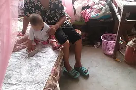 带着宝贝儿子去镇上给可爱的女儿买奶粉，女儿特别高兴视频封面