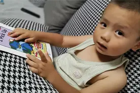 宝宝学会了pick up这个词组，在生活中知道捡起来用pick up