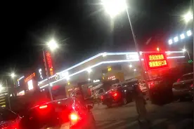 广州油价92#三块九毛九，现在经济差，大家都在排队加便宜油！视频封面