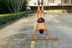 小伙展示几个简单健身动作，能做两个以上的都是高手