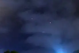 昨晚拍视频，发现天空中有几个红色亮点，是UF0吗？视频封面