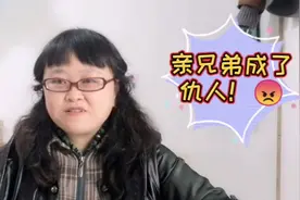 老人给儿子分家，房产是生前过户好，还是去逝后继承，一看便知！视频封面