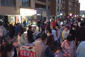 在乌鲁木齐终于找到夜市了，人太多了，我也想在这里摆摊。视频封面