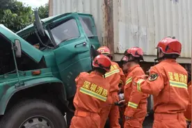 车头严重变形！深圳福永两货车追尾驾驶员被困，消防破拆紧急救援视频封面