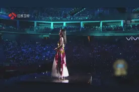 张碧晨穿华服和张信哲跨年献唱凉凉，网友纷纷收藏：太好听