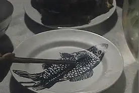 76岁的老母亲老眼昏花，不孝子为了省下她的口粮，在空盘子上画菜视频封面