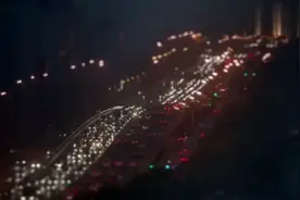 我迎着风撑着眼帘
用力不眨眼
强忍着眼泪不会断线
请在你离开之视频封面