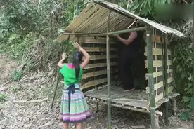野外突然下雨，夫妻二人搭建避雨场所，好有情调的生活