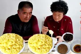 内蒙人最爱吃的酸粥，配上胡麻盐和红腌菜真是一绝了，好吃又开胃