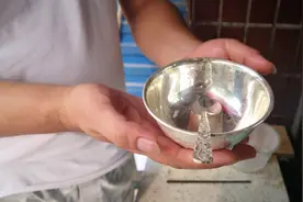 大叔花两千多买的银碗才开始用就变色严重，买假了？小闫现场揭秘