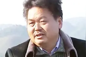 瑶族的滚蛋疗法，鸡蛋放在药液中煮熟，在身上滚动就能治感冒风湿