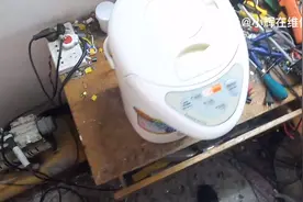 电水壶，通电自动出水，不受控制，简单维修