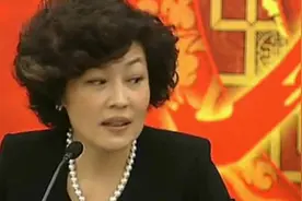 李咏妻子哈文首次露面，整个人完全变了样，手上仍旧戴着婚戒视频封面