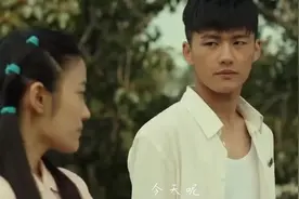 男孩爷爷在家不小心摔倒，老师赶忙带着男孩将爷爷送进医院视频封面