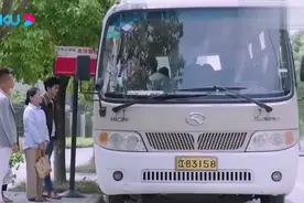 司机叫女孩给老人让个座，不料女孩说:你扶我一下。视频封面