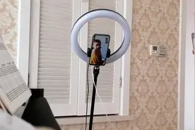 现在时间中国上午9.00分。美国🇺🇸 时间是晚上6.00。孙天骄