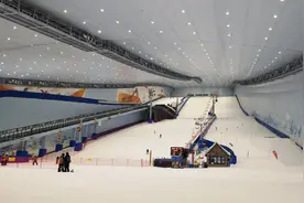 世界上最大的室内滑雪场：哈尔滨的娱雪乐园视频封面