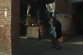 纪录片《算命》:石珍珠集市捡衣服，老伴厉百程无可奈何