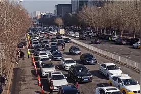 皇姑区塔湾街，龟速行驶，成排车辆违章停车，被开单处罚。