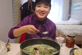 妹子馋玉溪的石锅鱼了，自己用丁桂煮一锅汤，配上蘸水吃太美味了