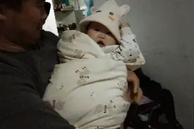 十个月宝宝睡前非得让爸爸抱一会，依偎在爸爸怀里，画面好幸福