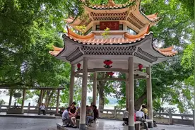 邕江大桥北又一休闲娱乐好去处——绿树成荫的冬泳亭广场视频封面