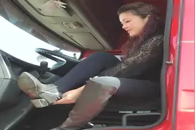 女卡车司机换上靴子开车，美女盘方向盘的样子真好看！视频封面