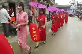 广东阳江外农村嫁女回娘家活动，女性全都身穿大红旗袍，非常隆重视频封面