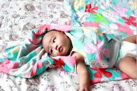 小孔宝用褥子把自己裹起来了，你这是有多冷啊，一会就出汗了