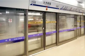 六个月的好奇宝宝第一次坐地铁，新奇之旅开，看看到底发生了什么