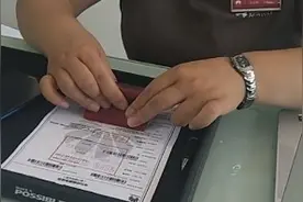 华为售后体验 900块钱的手机，换了个充电口花了'106块钱视频封面