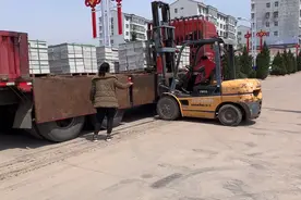 买台叉车比货车还挣钱，投资小回报高。一个小时600块钱视频封面