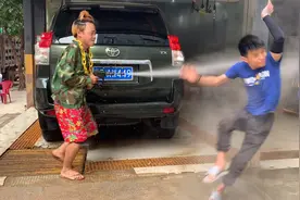 爆笑老表洗车店打工，遇到豪横精神小伙插队霸气回击