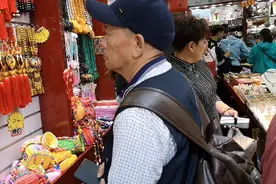 北京故宫旁边第一家小卖店，生意太火爆 ，看看人家都卖些啥视频封面