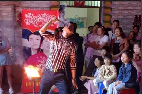 小伙直接吃烧红木炭，毫不畏惧，农村江湖才艺表演