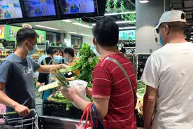 6月21日父亲节，北京某大型超市，蔬菜区抢购场面简直太火爆了！