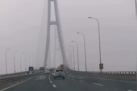 高速公路恢复收费第二天，实拍南京长江第三大桥路况如何视频封面