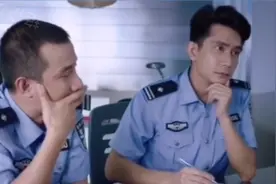 网上流传两个警察憋笑表情，原来是这样啊！视频封面