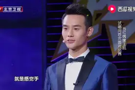 王凯演唱匆匆那年，没有手持话筒就不会唱吗？评委也觉得奇怪！视频封面