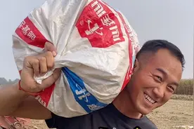 8岁就能扛粮食的农村小伙真能干，扛200斤袋子轻松加愉快