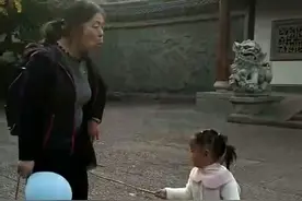 孙女的一棍子奶奶瞬间表情包戳出