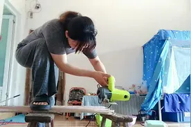 几块废弃木板，简单切割几下，就给小动物盖一个新房子视频封面